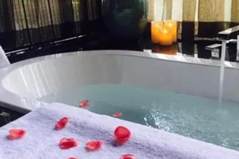 西安灞桥水疗池中的失重冥想：当身体学会漂浮